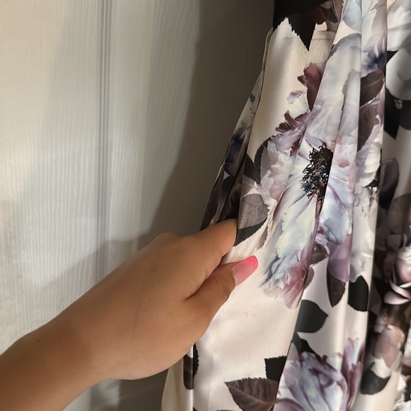 Long Floral dress with pockets. - Picture 5 of 5